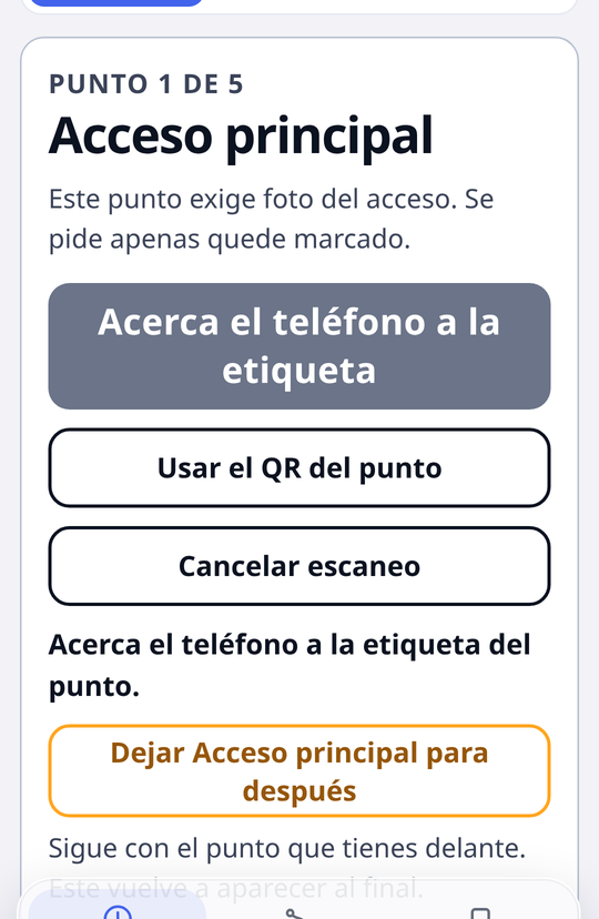 Pantalla de escaneo esperando la etiqueta NFC, con las opciones de usar el c&oacute;digo QR o dejar el punto para despu&eacute;s.